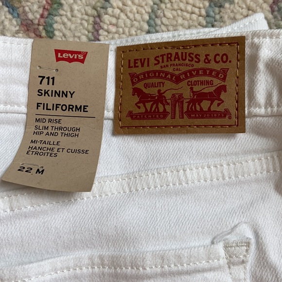 White Levi’s 711 Skinny Size 22W - Picture 2 of 3